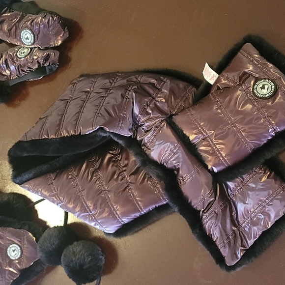 Matching Hat, Scarf and Gloves set - Picture 7 of 13